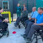 Conductores de buses sentados en sillas de ruedas en una actividad vivencial
