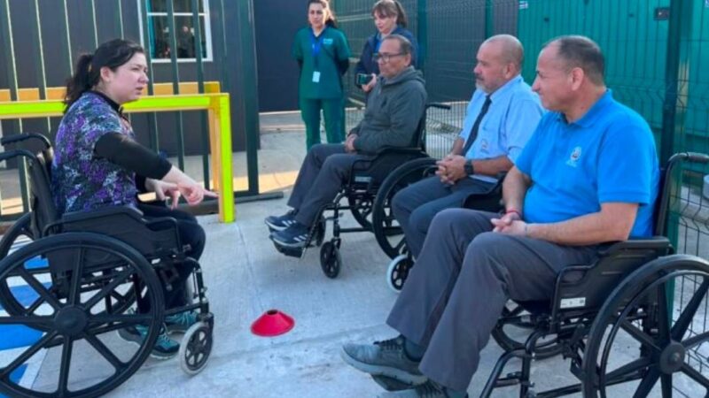 Conductores de buses sentados en sillas de ruedas en una actividad vivencial