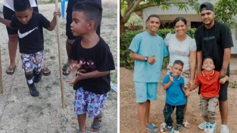 Dos niños caminando y una familia