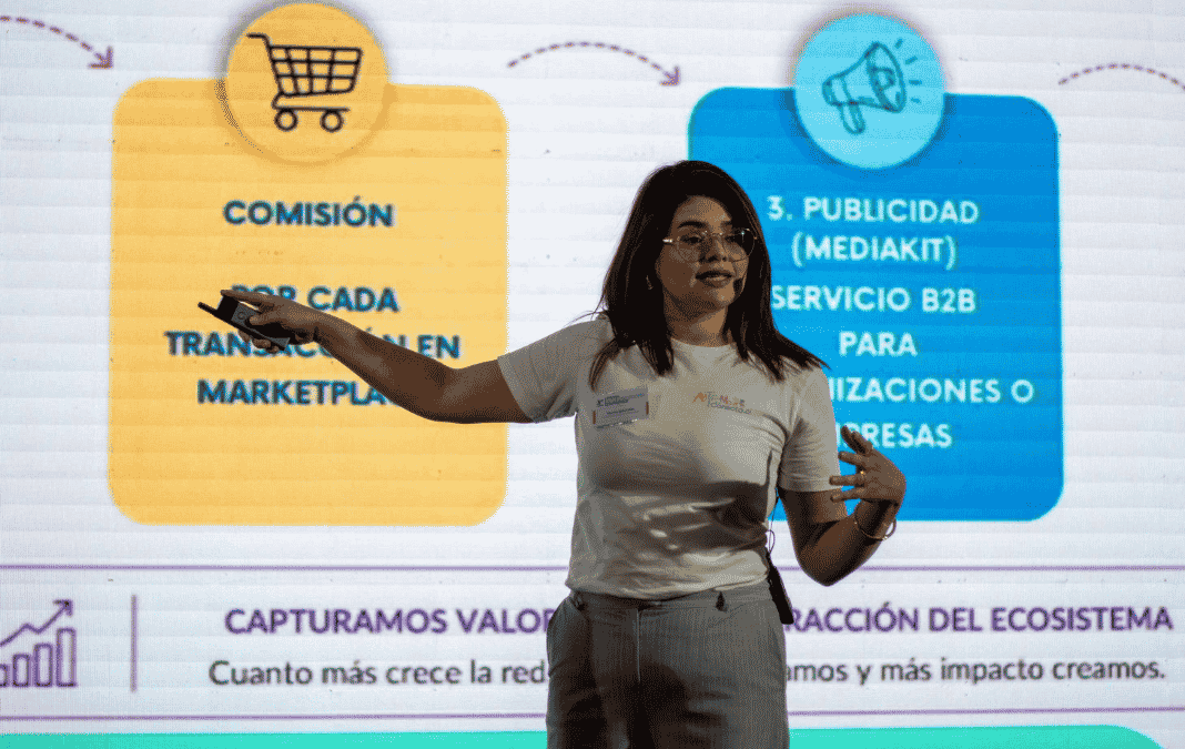 Mujer presentando una diapositiva
