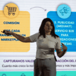 Mujer presentando una diapositiva