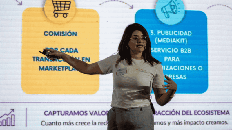 Mujer presentando una diapositiva