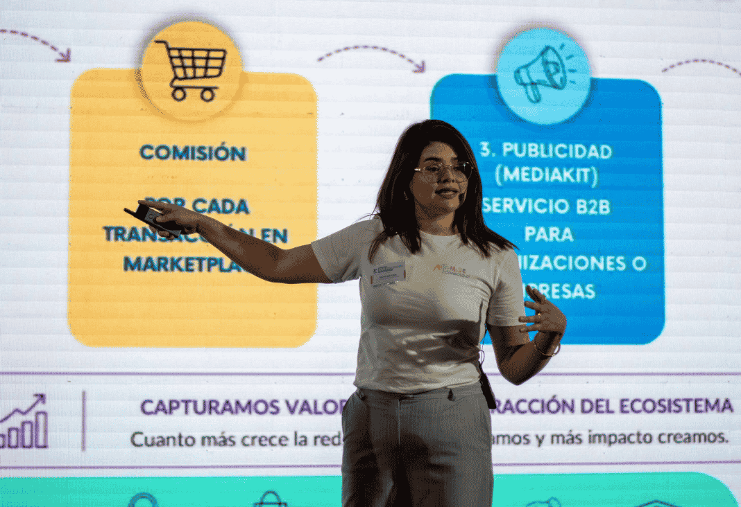Mujer presentando una diapositiva