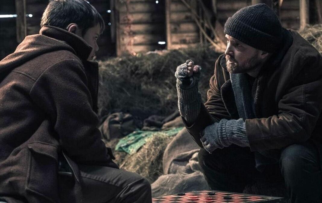 un niño y un hombre conversando