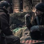 un niño y un hombre conversando