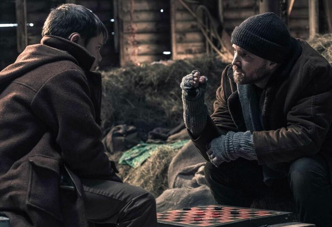 un niño y un hombre conversando