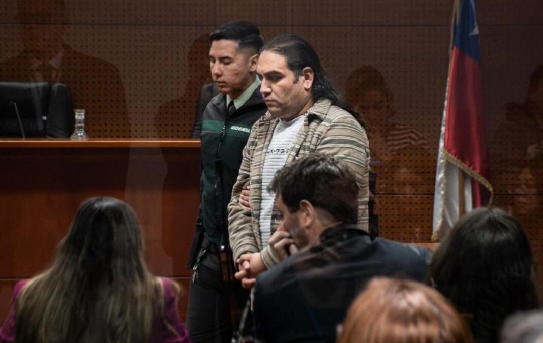 hombre esposado en sala de tribunales