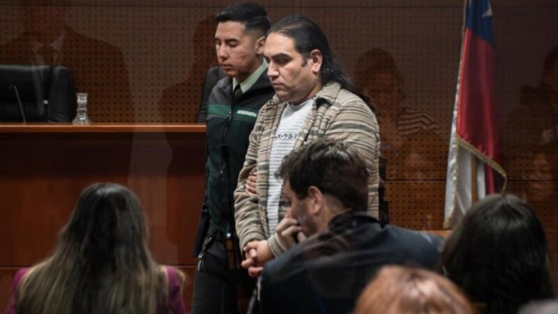 hombre esposado en sala de tribunales