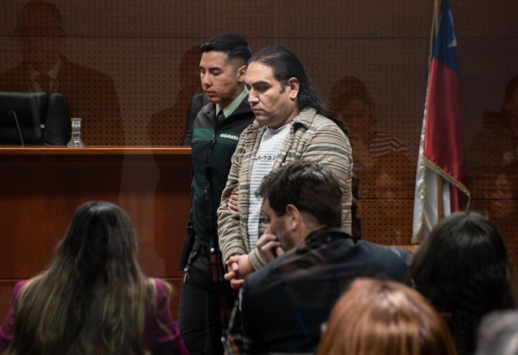 hombre esposado en sala de tribunales