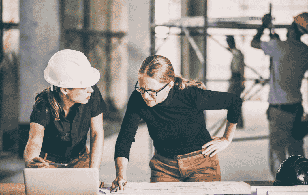 Dos mujeres trabajando en una construcción