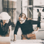 Dos mujeres trabajando en una construcción