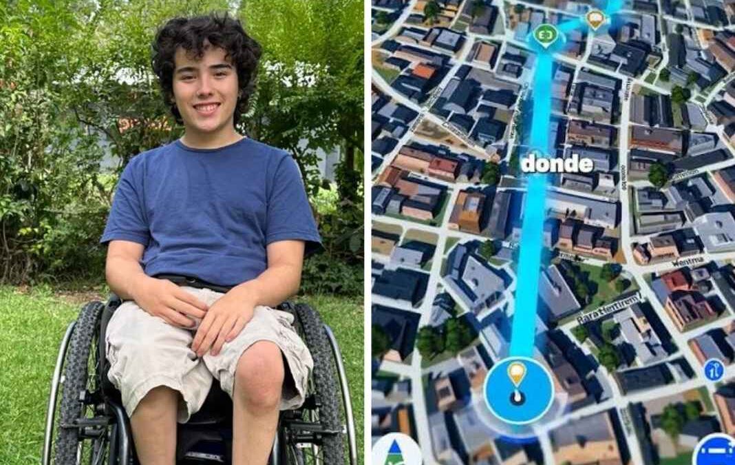 Joven en silla de ruedas y maps digital