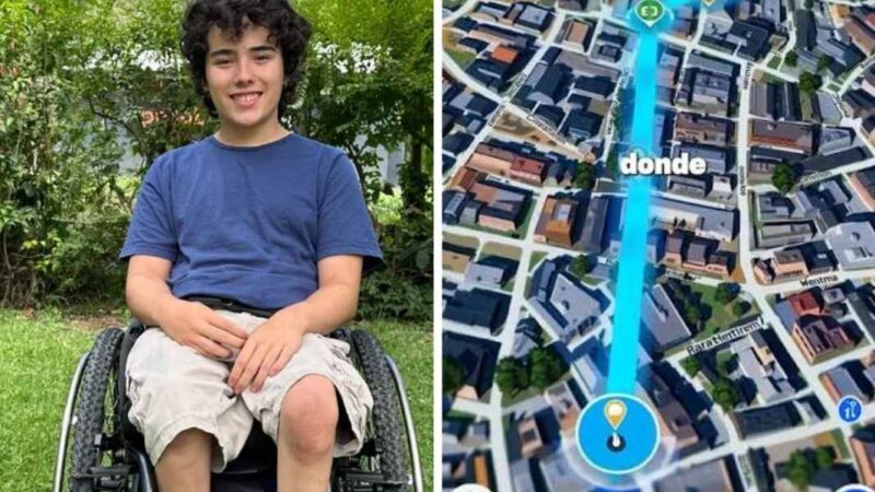 Joven en silla de ruedas y maps digital