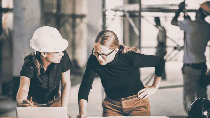 Dos mujeres trabajando en una construcción