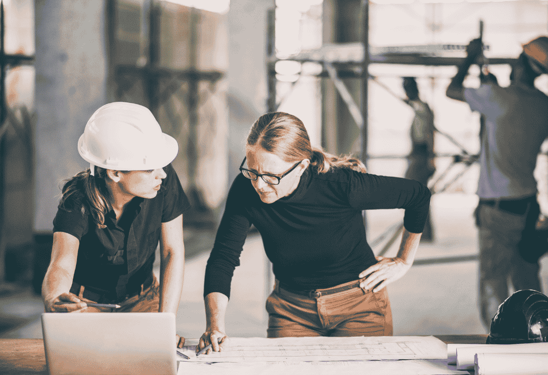 Dos mujeres trabajando en una construcción