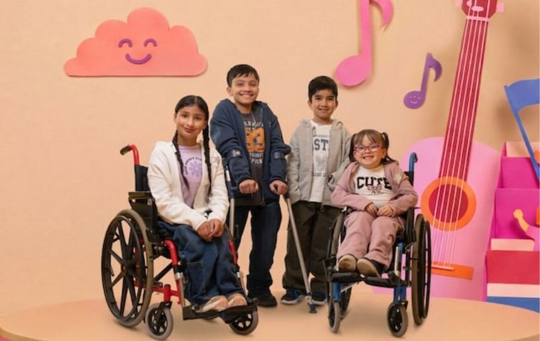 dos niños y dos niñas modelando ropa adaptada