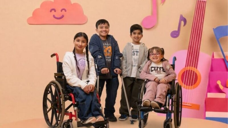 dos niños y dos niñas modelando ropa adaptada
