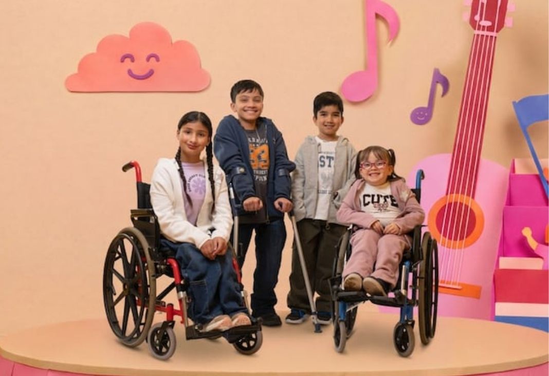 dos niños y dos niñas modelando ropa adaptada