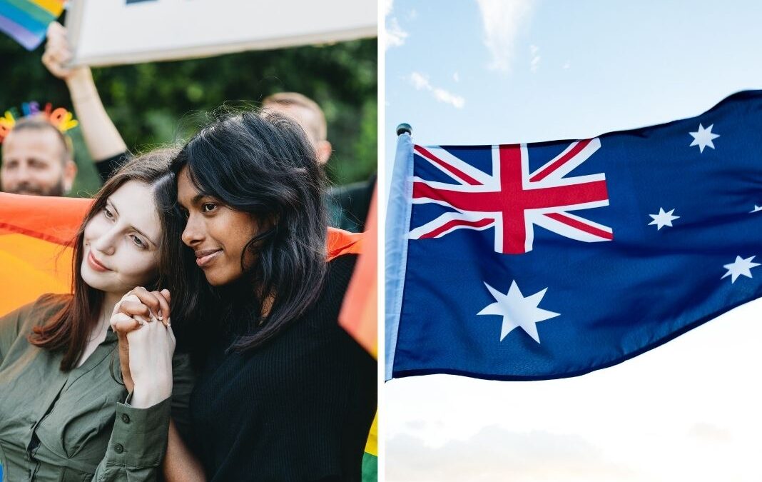 Una pareja de mujeres y la bandera de Australia