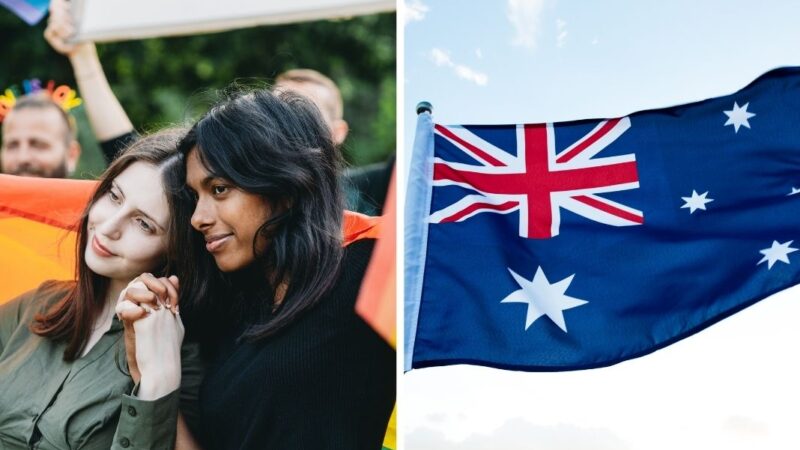 Una pareja de mujeres y la bandera de Australia