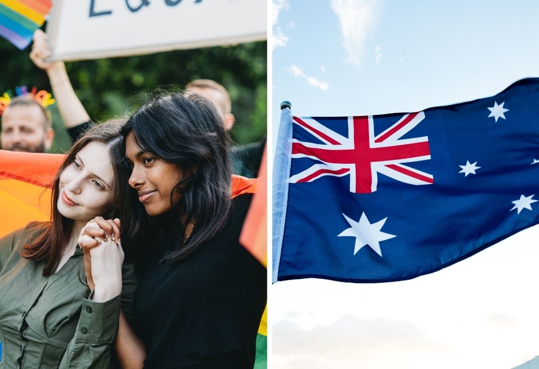 Una pareja de mujeres y la bandera de Australia