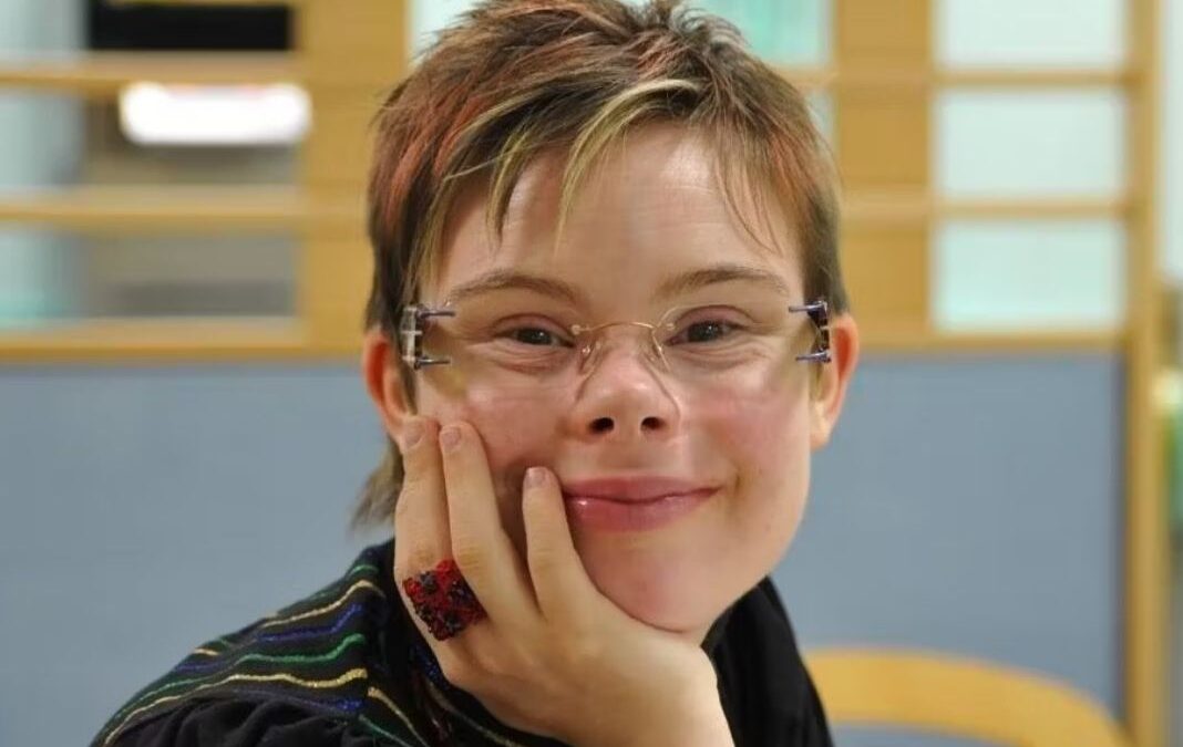 Mujer con síndrome de Down sonriendo a la cámara