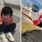 Niño sentado en el piso y transbordador de Chiloé