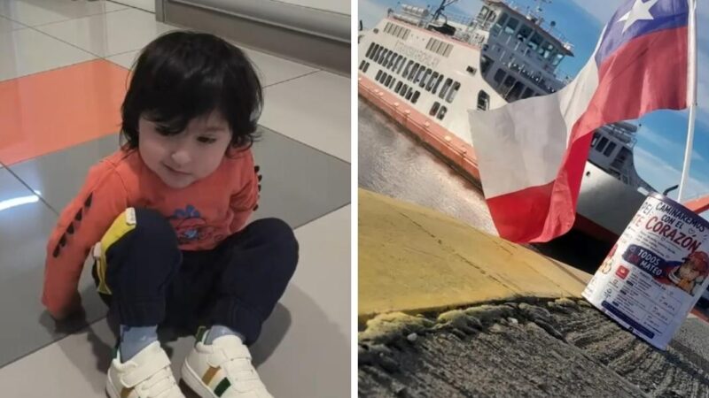 Niño sentado en el piso y transbordador de Chiloé