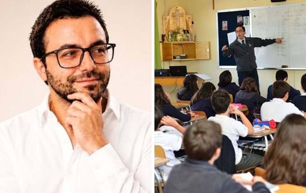 Hombre con lentes mirando hacia la derecho y una sala de clases