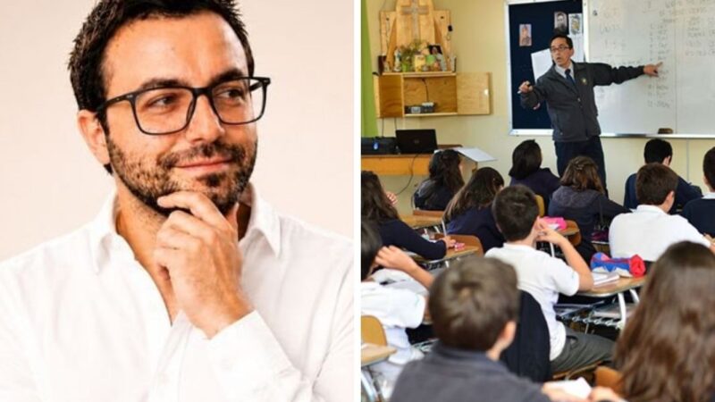 Hombre con lentes mirando hacia la derecho y una sala de clases