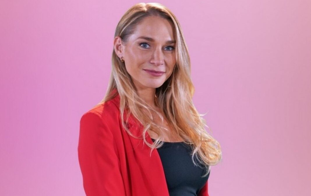 Mujer con fondo rosado mirando a la cámara