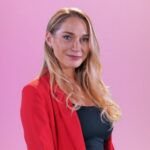 Mujer con fondo rosado mirando a la cámara