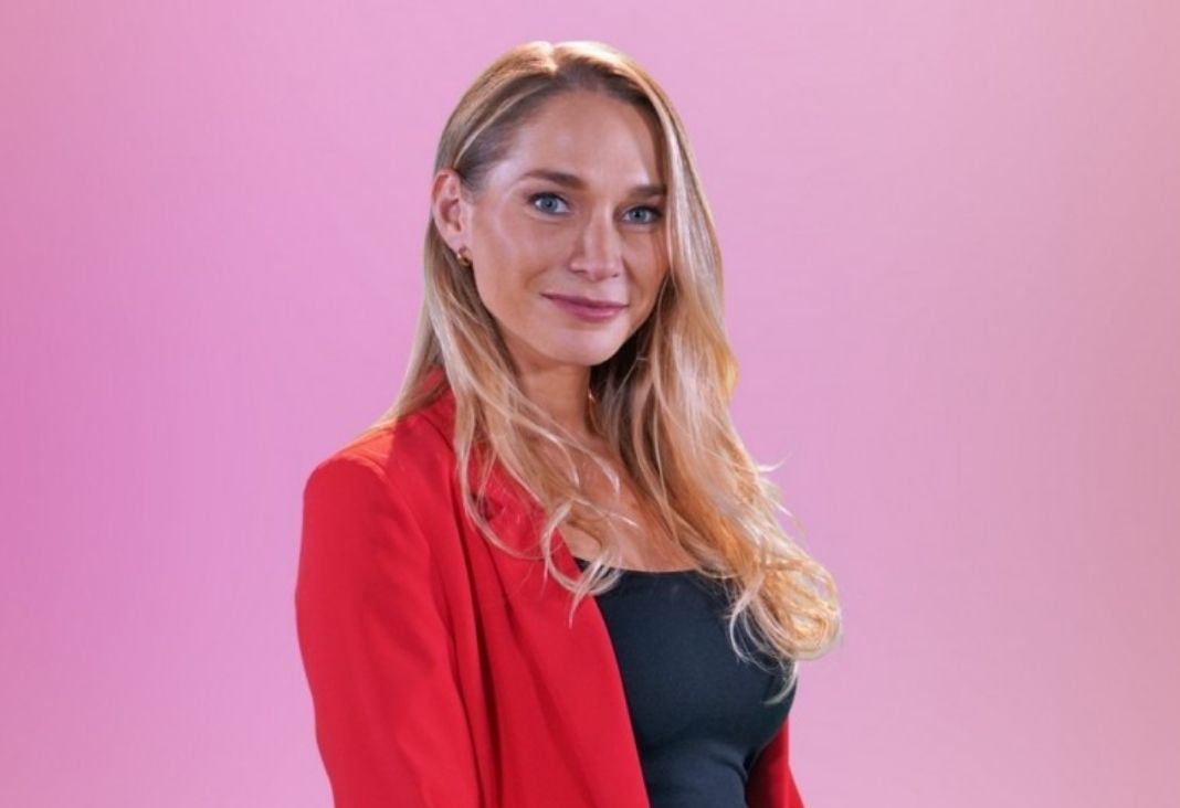 Mujer con fondo rosado mirando a la cámara