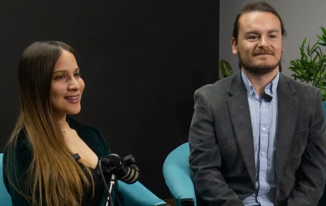 Una mujer y un hombre grabando un vodcast