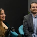 Una mujer y un hombre grabando un vodcast