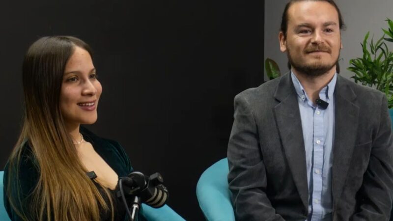 Una mujer y un hombre grabando un vodcast