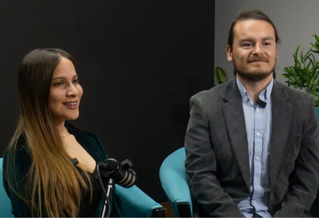 Una mujer y un hombre grabando un vodcast
