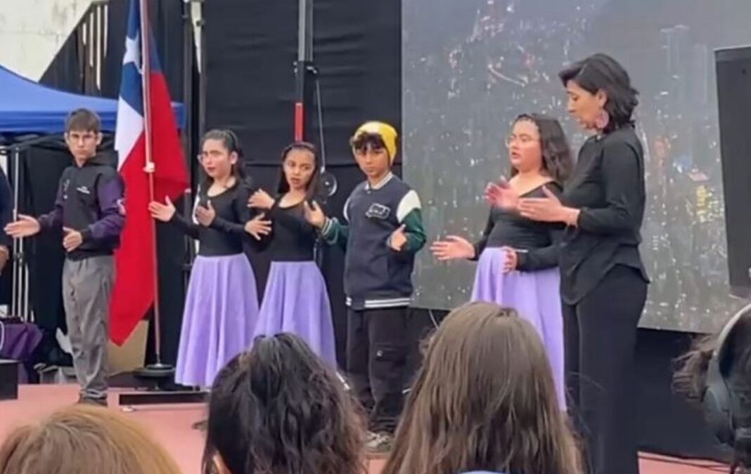 Estudiantes y profesora interpretando himno de Chile en lengua de señas