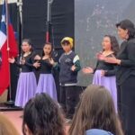 Estudiantes y profesora interpretando himno de Chile en lengua de señas