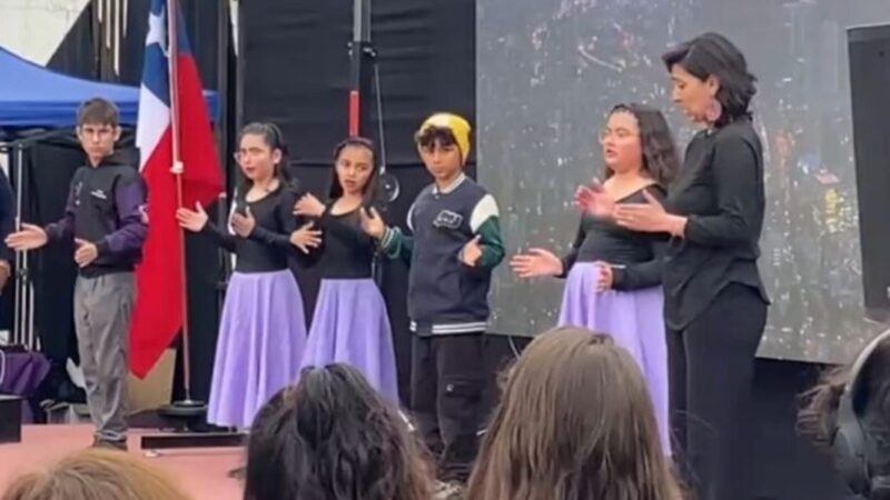 Estudiantes y profesora interpretando himno de Chile en lengua de señas