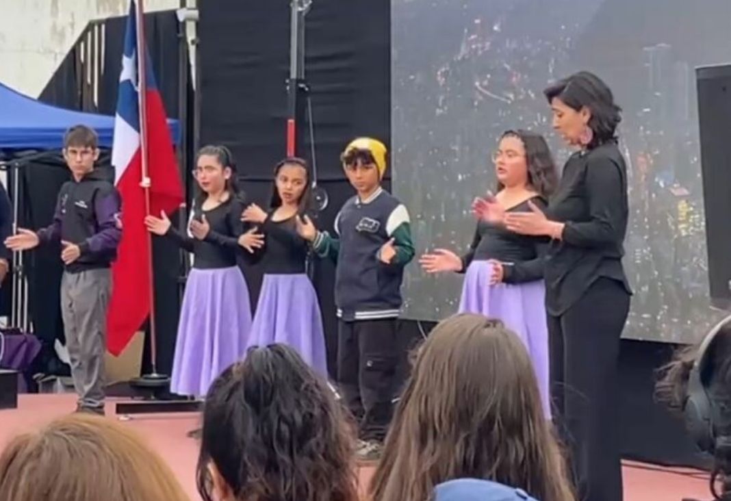 Estudiantes y profesora interpretando himno de Chile en lengua de señas