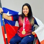 Paracanotista posando con su medalla y una bandera de Chile