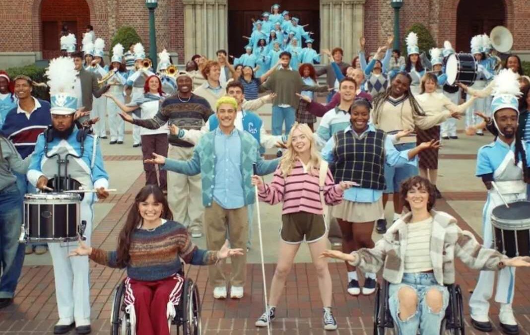 Muchos jóvenes bailando afuera de una universidad