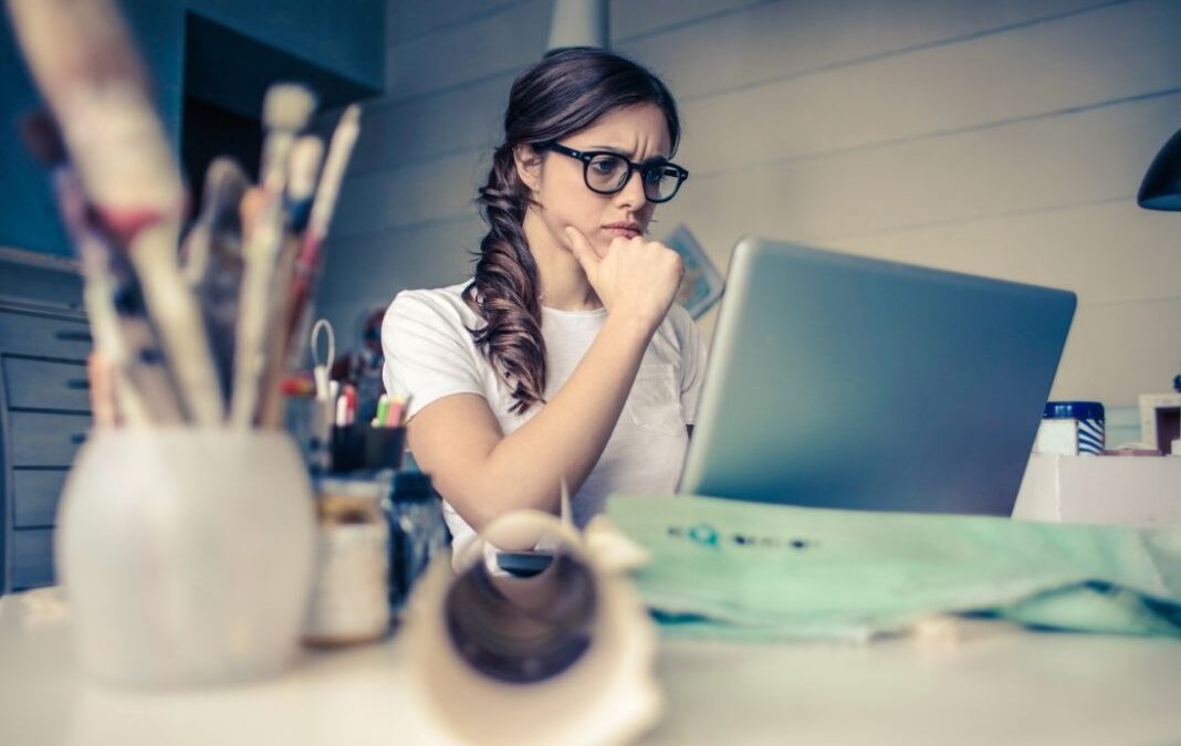 mujer revisando computador