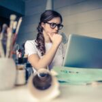 mujer revisando computador