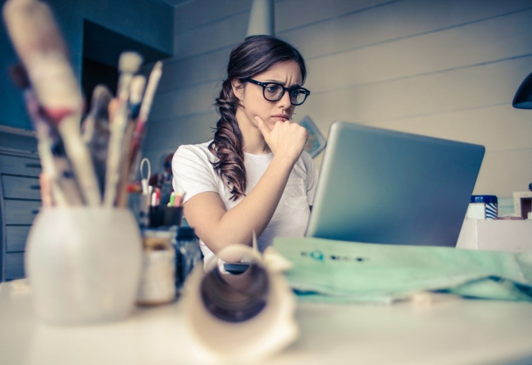 mujer revisando computador