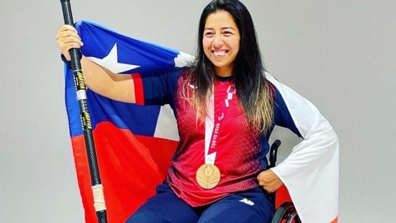 Paracanotista posando con su medalla y una bandera de Chile