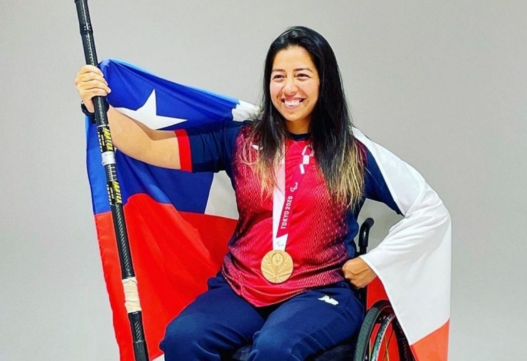 Paracanotista posando con su medalla y una bandera de Chile