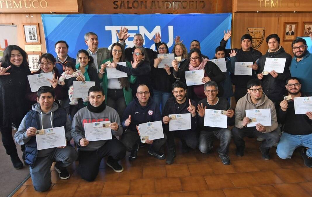 Varias personas mostrando sus diplomas al aprobar curso de conducción para sordos