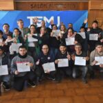 Varias personas mostrando sus diplomas al aprobar curso de conducción para sordos